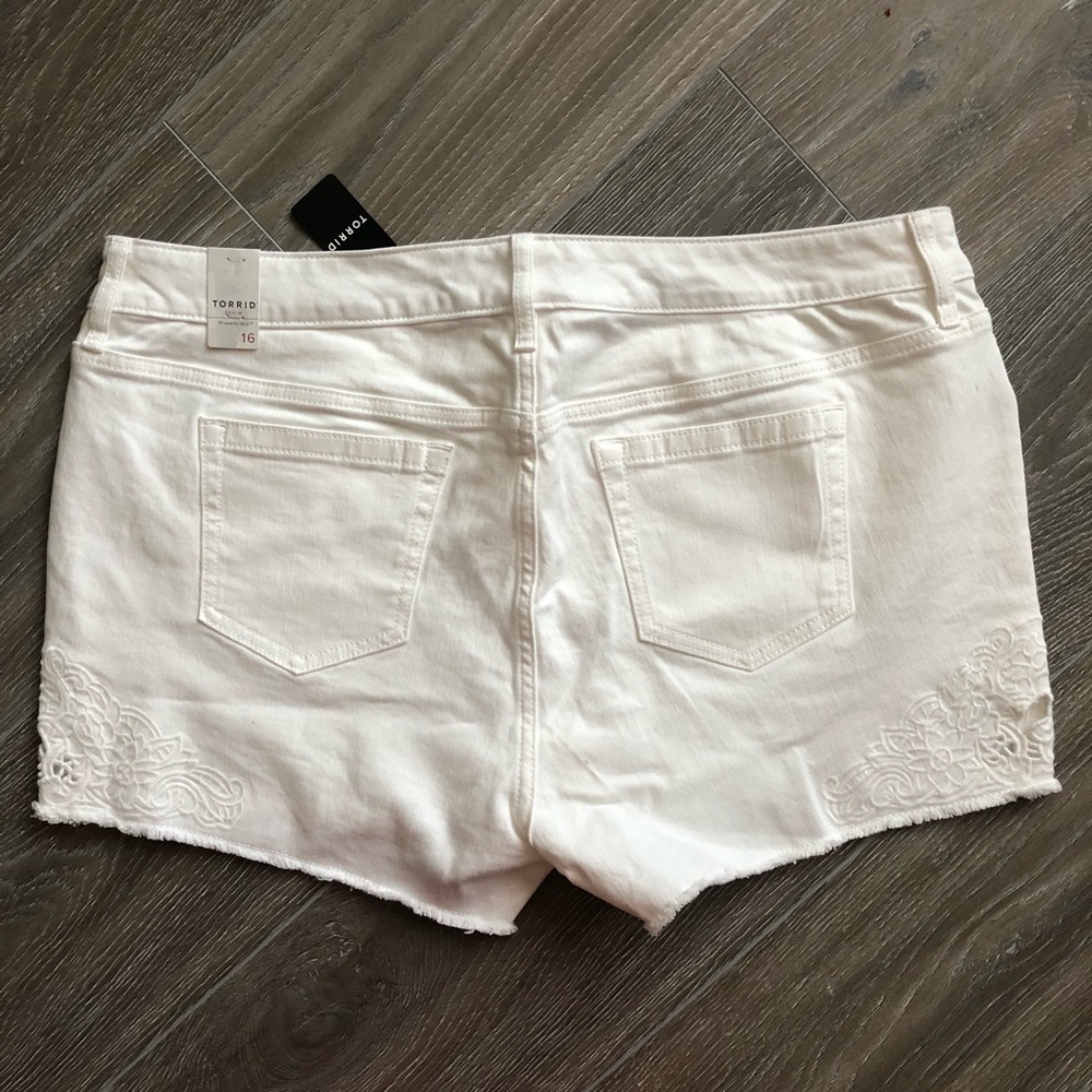 Torrid ★ Off-White Shorts w/ Crochet Inset Details - Picture 5 of 8
